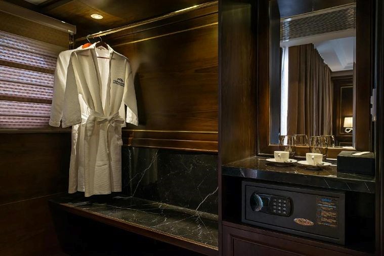 Phòng Elegance Balcony Suite